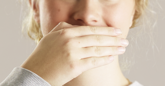 Dårlige tænder_kvinder dækker sine tænder med en hånd