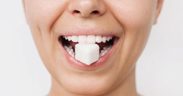 Hvad gør sukker ved tænderne?